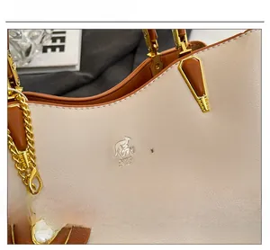 Détail du sac cabas en similicuir grainé avec logo doré et pendentif en forme de cœur