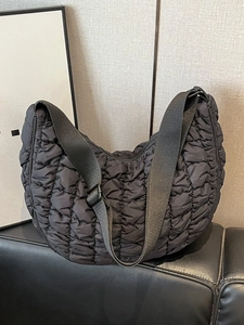 Sac nuage plissé noir avec texture matelassée et bandoulière réglable en nylon large