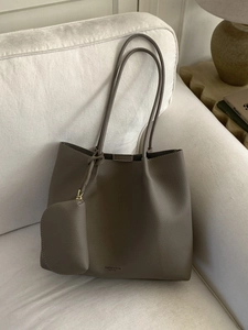Sac cabas minimaliste en cuir taupe avec petite pochette pour les trajets quotidiens