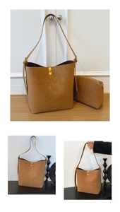 Détail du sac seau en daim marron avec fermoir doré et pochette zippée assortie