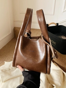 Dunkelbraune Retro Leder Eimertasche mit Tragegriffen und HOGOMU Markenlogo