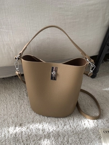 Sac seau kaki grainé avec fermoir rotatif argenté et bandoulière réglable