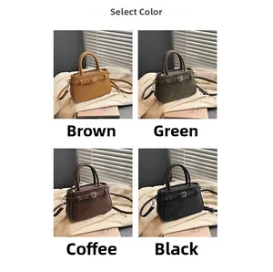 Dettaglio di borse in pelle vintage disponibili in marrone, verde, caffè e nero puro