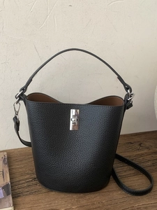 Sac seau minimaliste en cuir noir à motif litchi avec fermoir argenté et double bandoulière