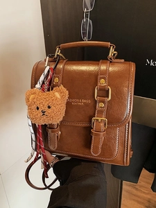 Sac à dos vintage en cuir ciré marron pour femme avec pendentif ours et boucles