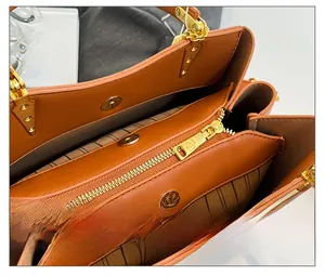 Détails de l'intérieur du sac en cuir marron avec compartiments et fermeture dorée