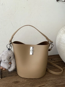 Sac seau chic kaki avec fermoir pivotant argenté et breloque lapin en peluche doux