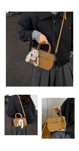 Dettagli della borsa vintage marrone con fibbia decorativa e ciondolo a forma di coniglio