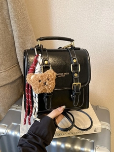 Sac à dos rétro en cuir noir ciré pour femme avec breloque d'ours et détails dorés