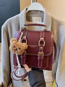 Sac à dos rétro en cuir huilé bordeaux pour femme avec breloque ours et boucles dorées
