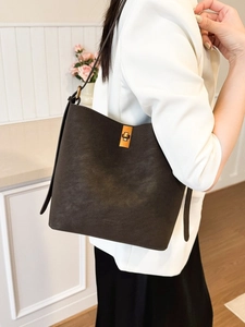 Sac Seau Minimaliste pour Femmes en Cuir PU Grande Capacité Sac à Bandoulière Avec Pochette Intérieure Fermoir Rotatif en Métal