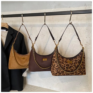 Trois sacs hobo en daim et imprimé léopard avec des chaînes dorées rétro chics
