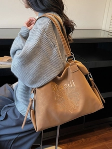 Sac Cabas pour Femmes en Cuir PU Grande Capacité Mode Navettage Sac à Bandoulière Avec Broderie Marguerite et Anneaux Métalliques