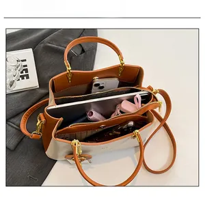 Vue de dessus du rangement intérieur compartimenté d'un sac à main bicolore tendance