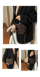 Borsa a mano vintage marrone in finto scamosciato con fibbia e ciondolo a coniglietto