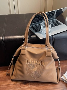Sac cabas en cuir marron avec broderie marguerite et poignées anneaux métalliques chic