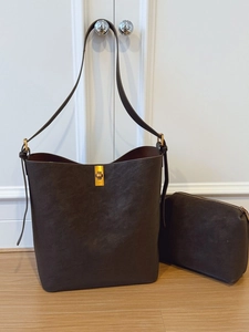 Sac seau minimaliste en cuir marron foncé avec fermoir doré et pochette assortie