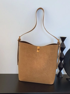 Sac seau en cuir marron avec anse et fermoir doré pour un style élégant au quotidien