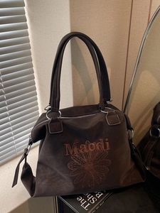 Grand sac cabas marron foncé en daim avec broderie marguerite et lettrage pour femme