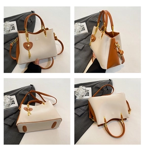 Détails du sac à main bicolore avec pendentif en cœur et picots de protection de base