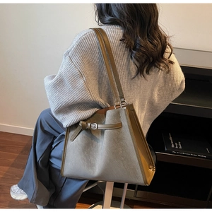 Vue arrière d'un mannequin portant un sac cabas vintage vert olive avec boucle