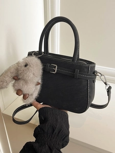 Elegante borsa nera con cuciture bianche a contrasto e ciondolo a forma di coniglietto