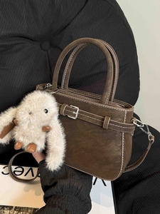 Borsa a mano retrò in pelle marrone con fibbia in metallo e ciondolo a coniglio