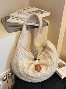 Sac bandoulière en maille blanche avec texture peluche et bouton bascule rétro