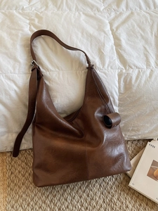 Retro deep brown large capacity tote bag in polished PU leather for chic daily commuting