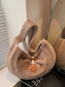 Sac bandoulière demi-lune tricoté marron foncé en fausse fourrure avec bouton bascule