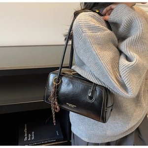 Détail du sac sous l'aisselle vintage noir avec surpiqûres et texture en cuir