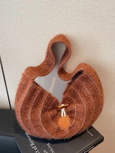 Sac à bandoulière en maille marron en forme de croissant avec bouton en corne