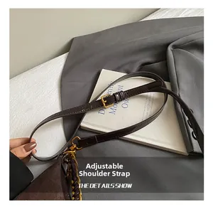 Détail du sac bandoulière marron mat avec sangle réglable et boucle en métal doré