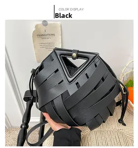 Macro di borsa a cesto intrecciata nera con manici triangolari e chiusura con coulisse