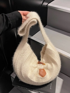 Sac bandoulière chic en maille beige avec fermoir cabillot sur fond minimaliste