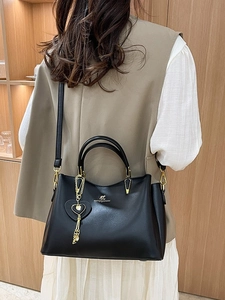 Sac fourre-tout classique en cuir noir pour femmes avec logo kangourou doré et pendentif cœur