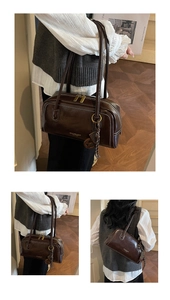 Vue détaillée du sac porté épaule marron foncé avec surpiqûres blanches et ferrures dorées
