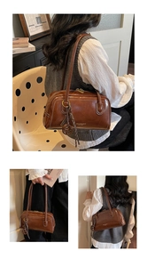 Détail macro du sac rétro marron avec surpiqûres contrastées blanches et logo