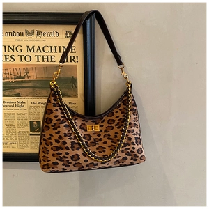 Détail du sac léopard vintage avec chaîne dorée et fermoir rotatif en métal