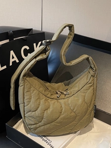 Women Quilted Crossbody Bag Large Capacity Lightweight Polyester Puffer Shoulder Bag Urban Minimalist Casual Commuting Bag