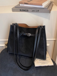 Grand sac fourre-tout noir rétro avec double bandoulière et doublure intérieure brune