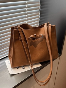 Sac fourre-tout vintage en daim marron avec boucles et longues bandoulières