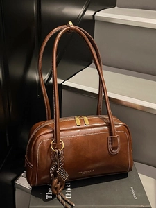 Sac à épaule rétro en cuir marron avec coutures blanches et doubles fines bretelles