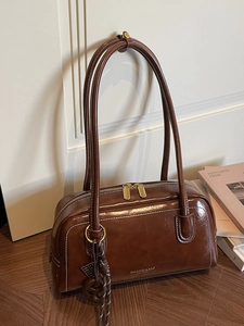 Sac sous les bras vintage en cuir marron avec doubles fermetures éclair dorées chic