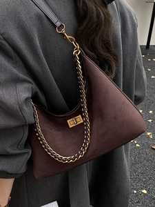 Sac bandoulière vintage en daim marron foncé avec fermoir doré et bandoulière chaîne