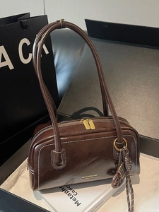 Sac bandoulière en cuir marron avec surpiqûres blanches et grand sac de style oreiller