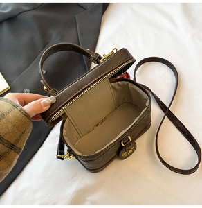 Détail de l'intérieur et de la fermeture éclair dorée d'un sac matelassé marron