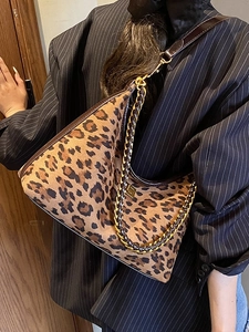 Sac sous le bras à motif léopard avec bandoulière en chaîne et garniture en cuir brun
