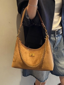 Sac sous le bras en daim caramel rétro avec chaîne dorée et fermeture à fermoir rotatif