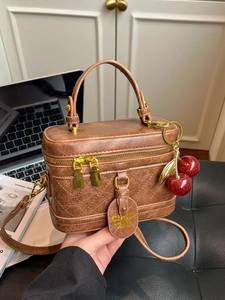 Sac Boîte Matelassé Vintage pour Femmes en Cuir PU Petit Sac à Bandoulière Avec Pendentif Cerise Sac à Main Rétro Élégant